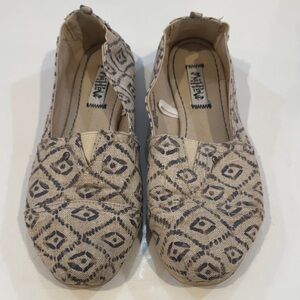 Max Love Patterned Slip-On Shoes. Size 8